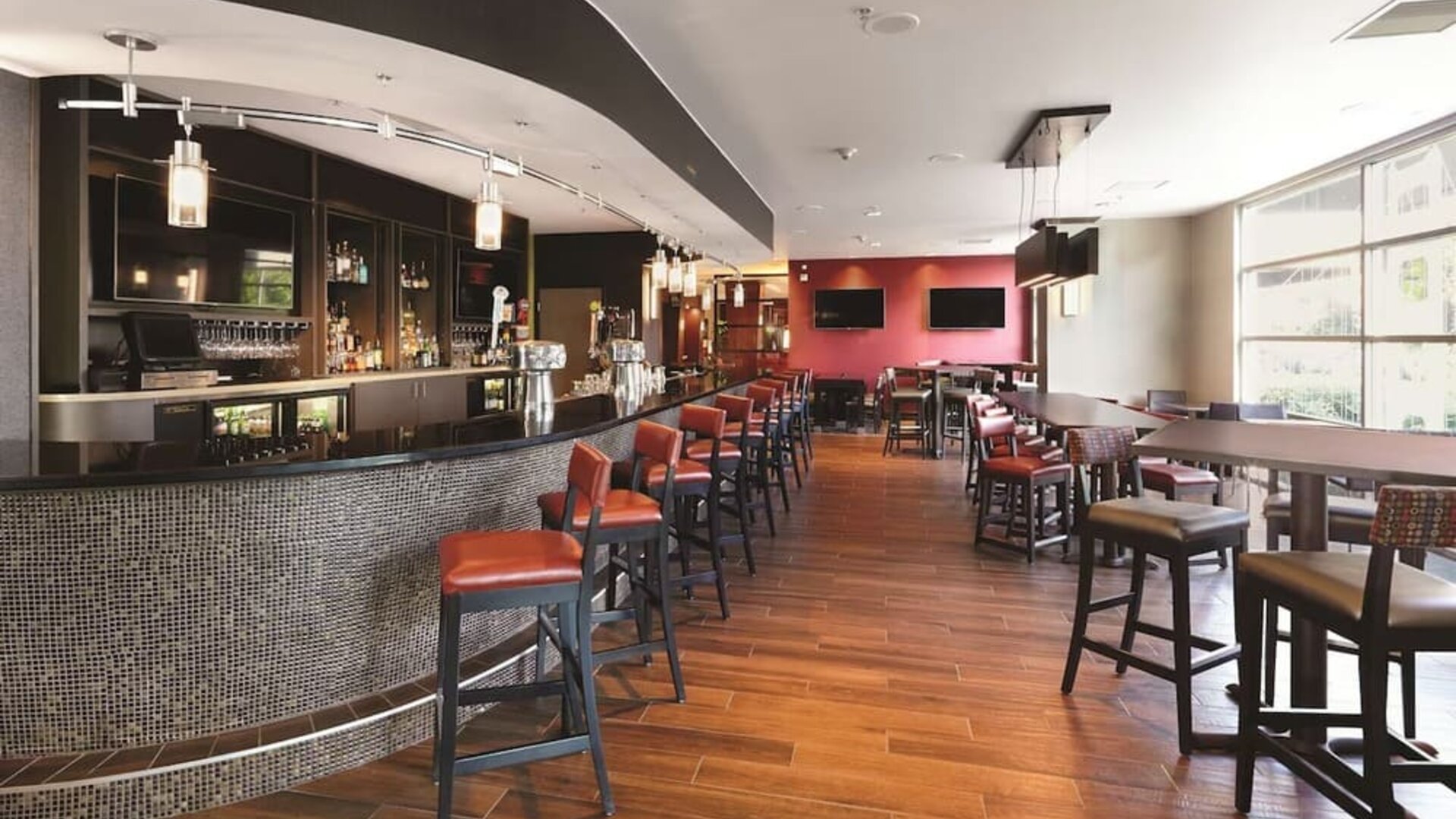 On-site bar with lounge area at DoubleTree By Hilton San Francisco Airport North Bayfront.