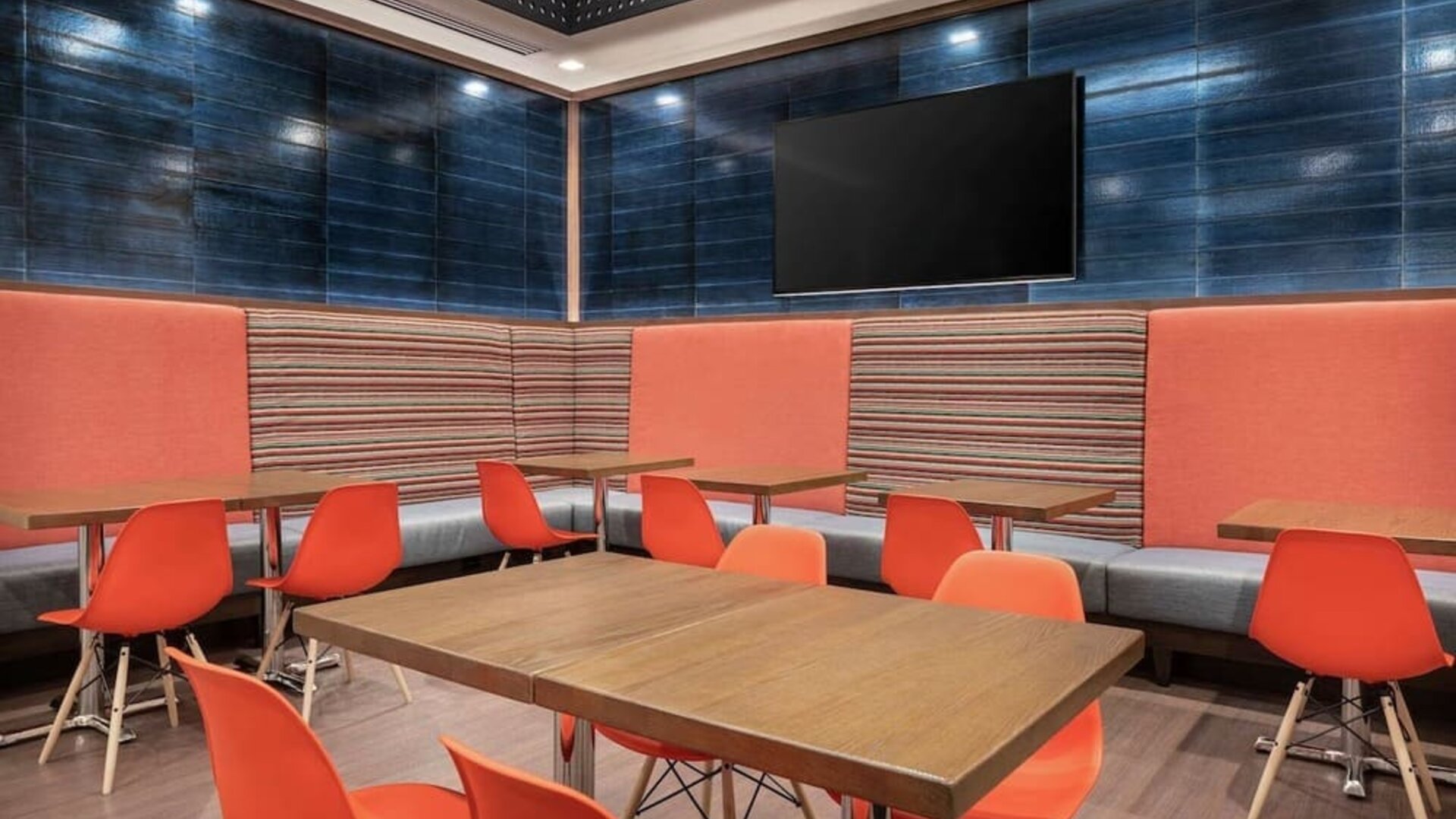 Dining area with comfortable seating at 	Home2 Suites By Hilton Denver Downtown Convention Center.