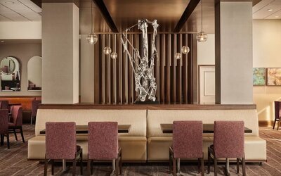 Seating area at Crowne Plaza Dallas Market Ctr - Love Field.