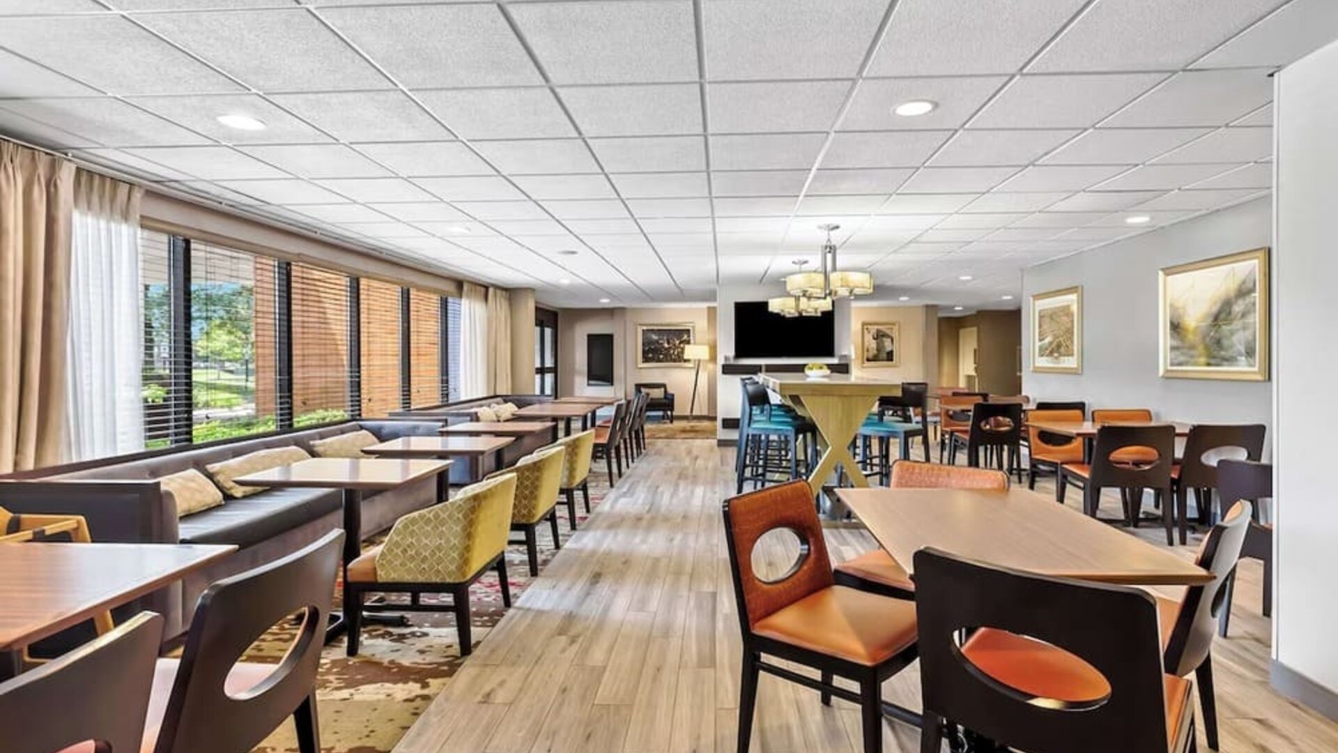 Dining area with comfortable seating, perfect for coworking at Hampton Inn Chicago/Naperville.