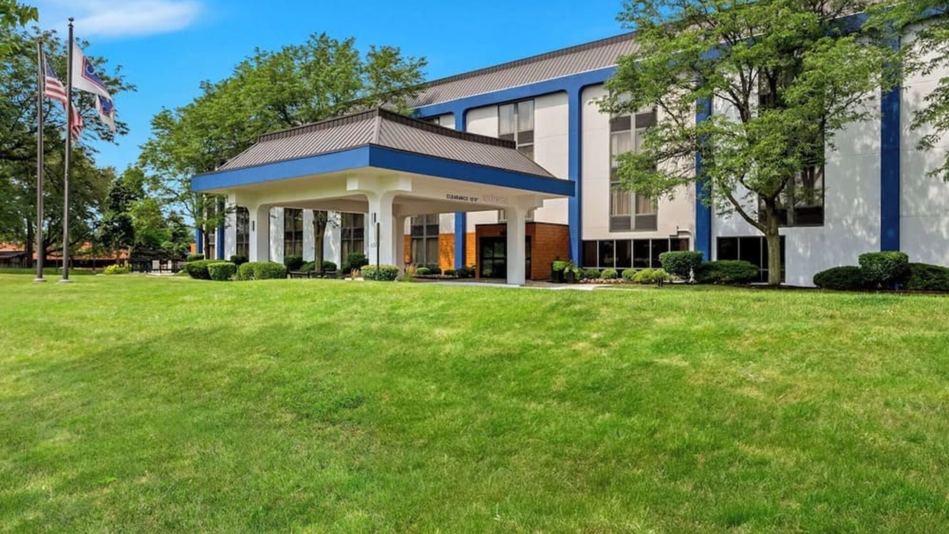Exterior with green area at Hampton Inn Chicago/Naperville.