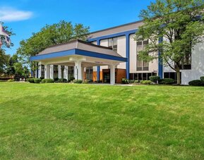 Exterior with green area at Hampton Inn Chicago/Naperville.