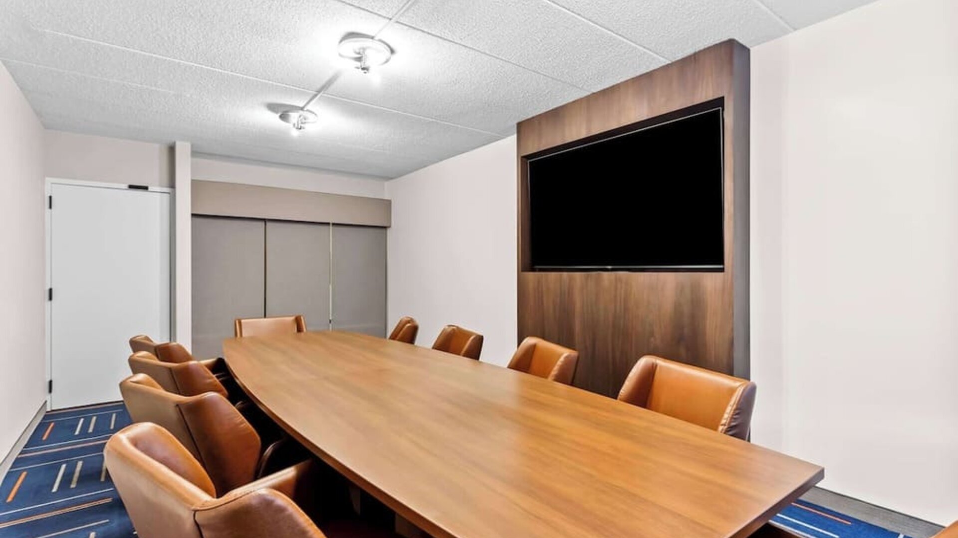 Professional meeting room at Hampton Inn Chicago/Naperville.