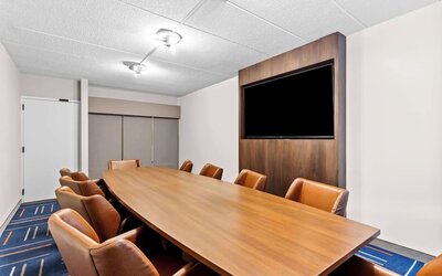 Professional meeting room at Hampton Inn Chicago/Naperville.