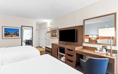 Day use twin room with works desk at Hampton Inn Chicago/Naperville.