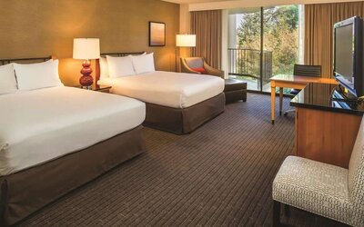 Queen room with TV at DoubleTree By Hilton Seattle Airport.