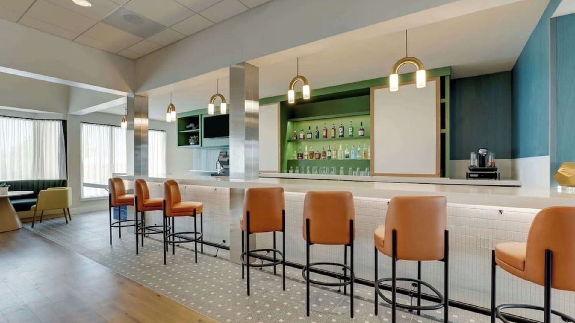 Hotel bar with lounge seating at Sonesta Select Scottsdale At Mayo Clinic Campus.