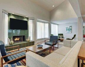 Lobby lounge with fireplace at Sonesta Select Scottsdale At Mayo Clinic Campus.