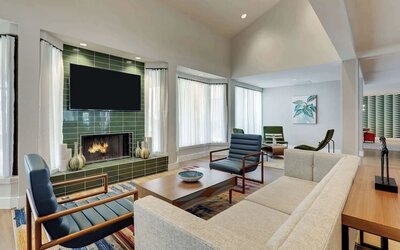 Lobby lounge with fireplace at Sonesta Select Scottsdale At Mayo Clinic Campus.