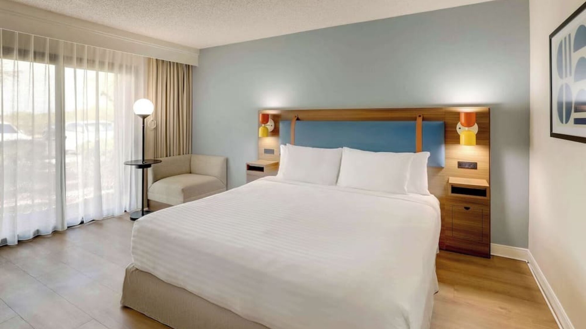 King bed at Sonesta Select Scottsdale At Mayo Clinic Campus.