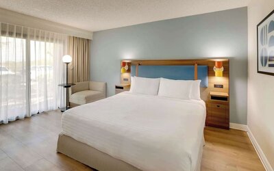 King bed at Sonesta Select Scottsdale At Mayo Clinic Campus.