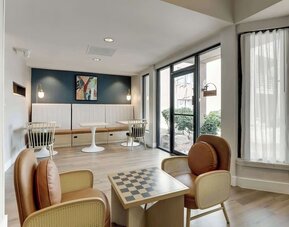 Seating area at Sonesta Select Scottsdale At Mayo Clinic Campus.