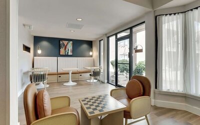 Seating area at Sonesta Select Scottsdale At Mayo Clinic Campus.