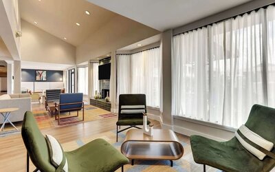 Lounge area at Sonesta Select Scottsdale At Mayo Clinic Campus.