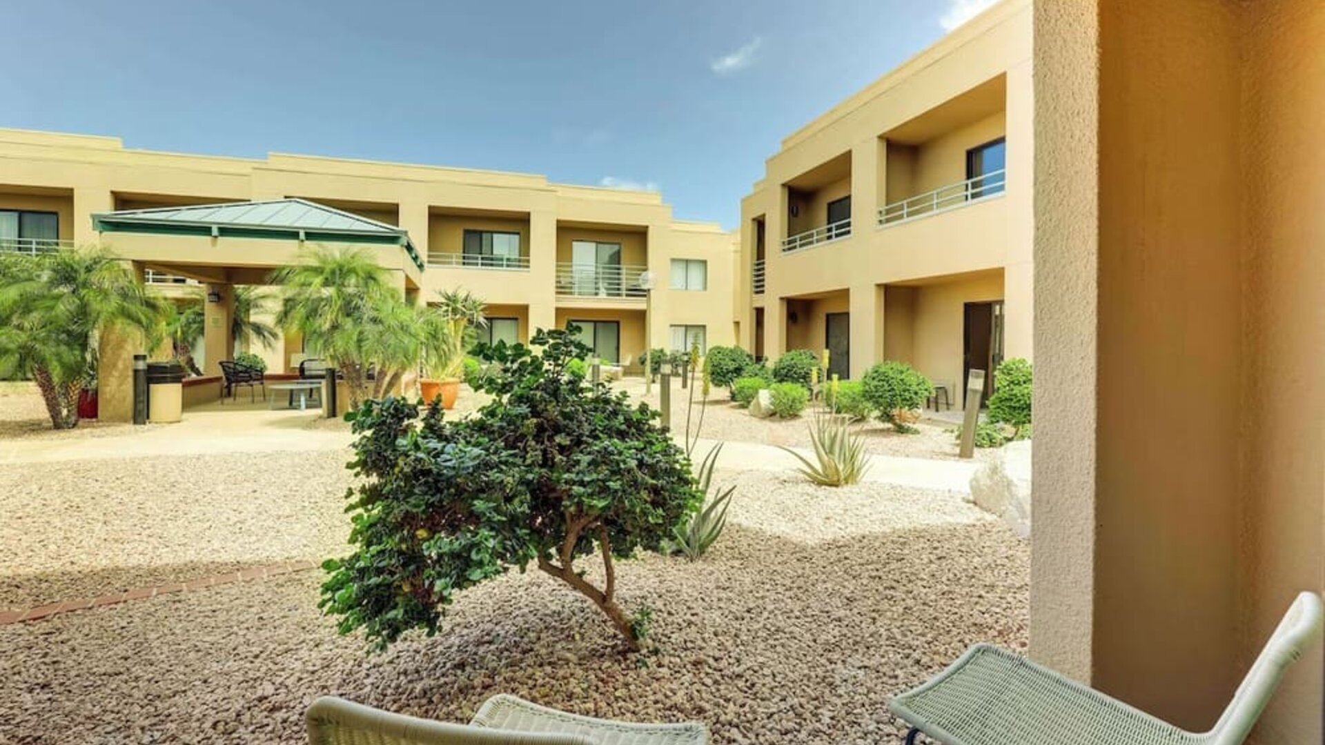 Outdoor seating at Sonesta Select Scottsdale At Mayo Clinic Campus.