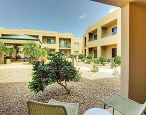 Outdoor seating at Sonesta Select Scottsdale At Mayo Clinic Campus.