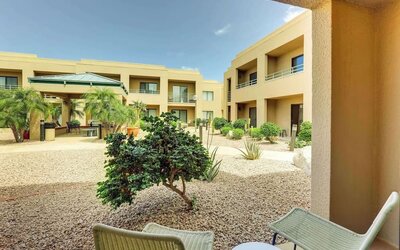 Outdoor seating at Sonesta Select Scottsdale At Mayo Clinic Campus.