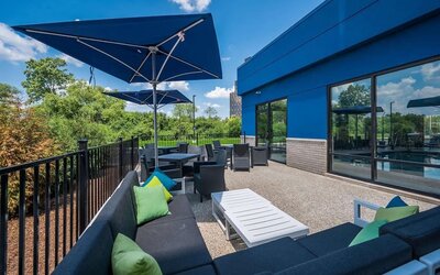 Terrace with ample seats perfect for coworking at Hampton Inn Detroit Southfield.
