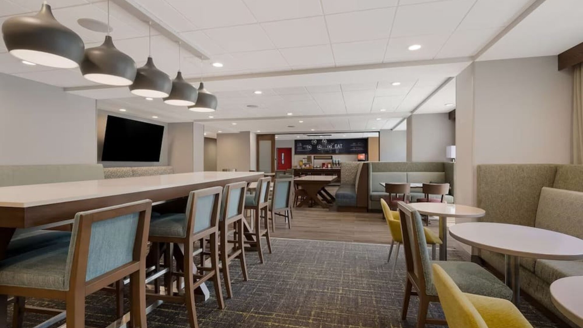 Breakfast area perfect for coworking at Hampton Inn Detroit Southfield.
