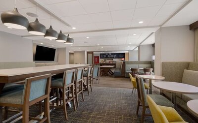 Breakfast area perfect for coworking at Hampton Inn Detroit Southfield.
