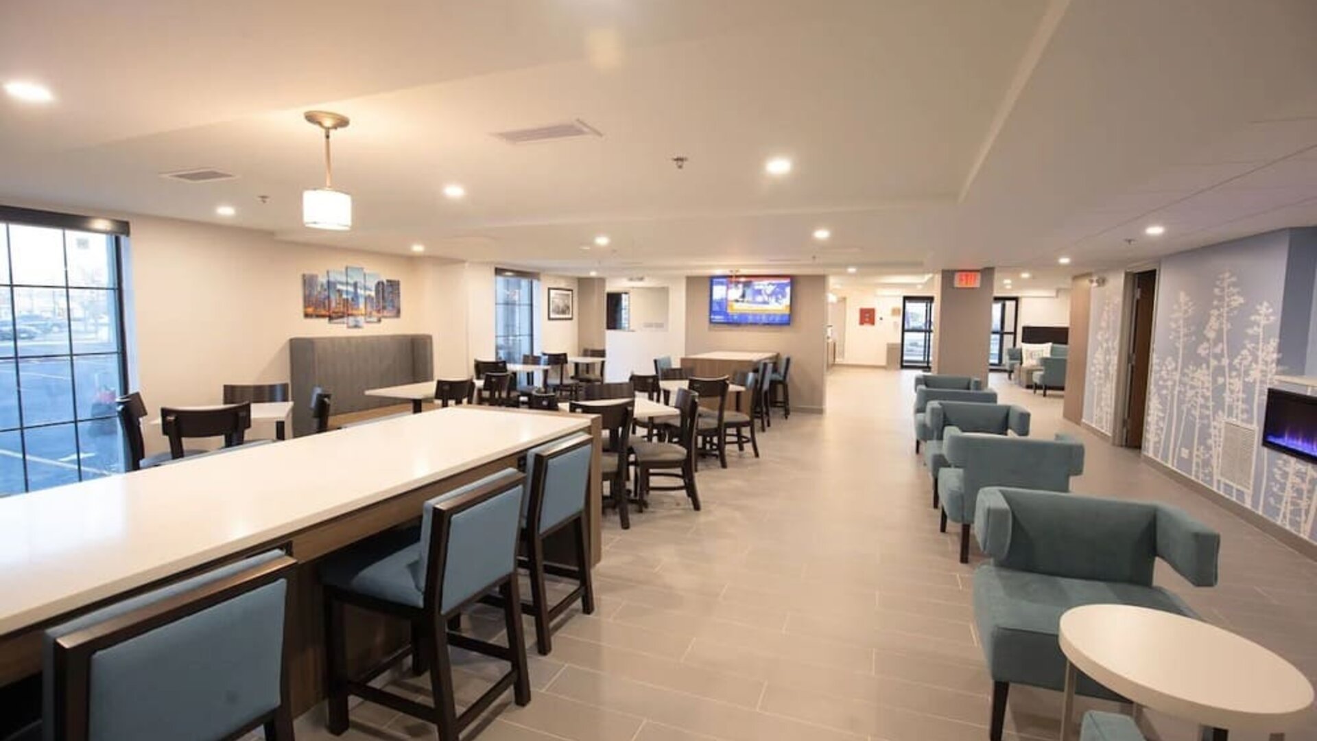 Lobby lounge and workspace at MainStay Suites Oak Brook Terrace - Chicago.