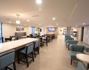 Lobby lounge and workspace at MainStay Suites Oak Brook Terrace - Chicago.