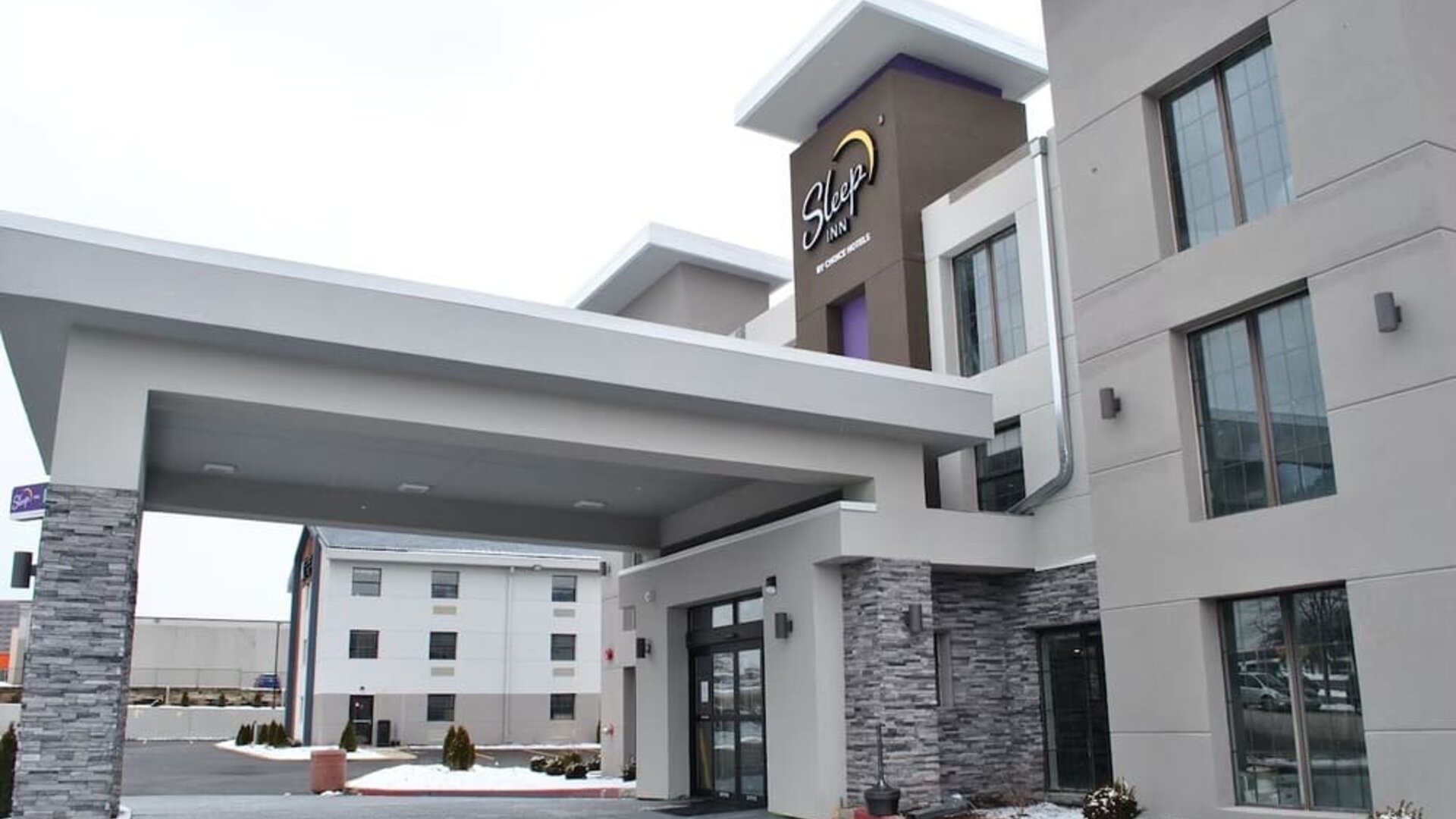 Entrance and parking area at Sleep Inn Oakbrook Terrace.