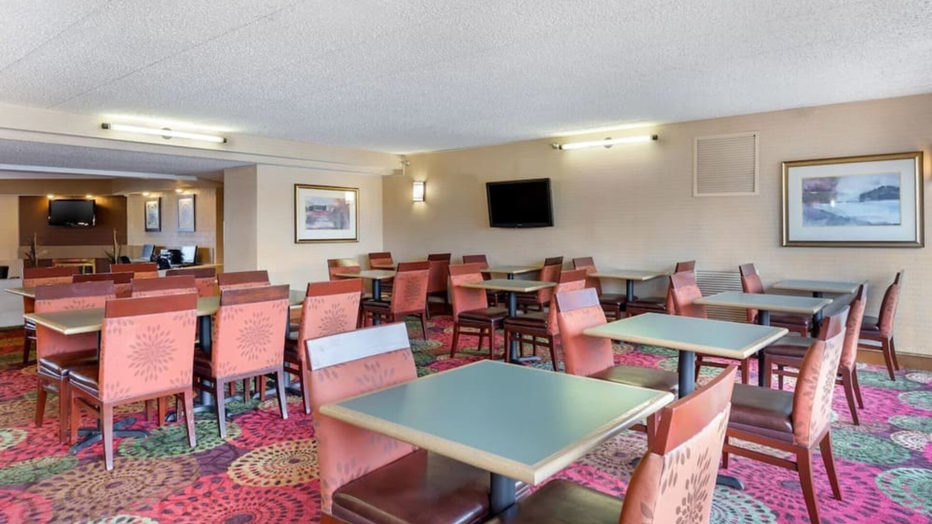 Dining area, perfect for coworking at Holiday Inn Express Chicago - Downers Grove.
