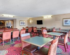 Dining area, perfect for coworking at Holiday Inn Express Chicago - Downers Grove.