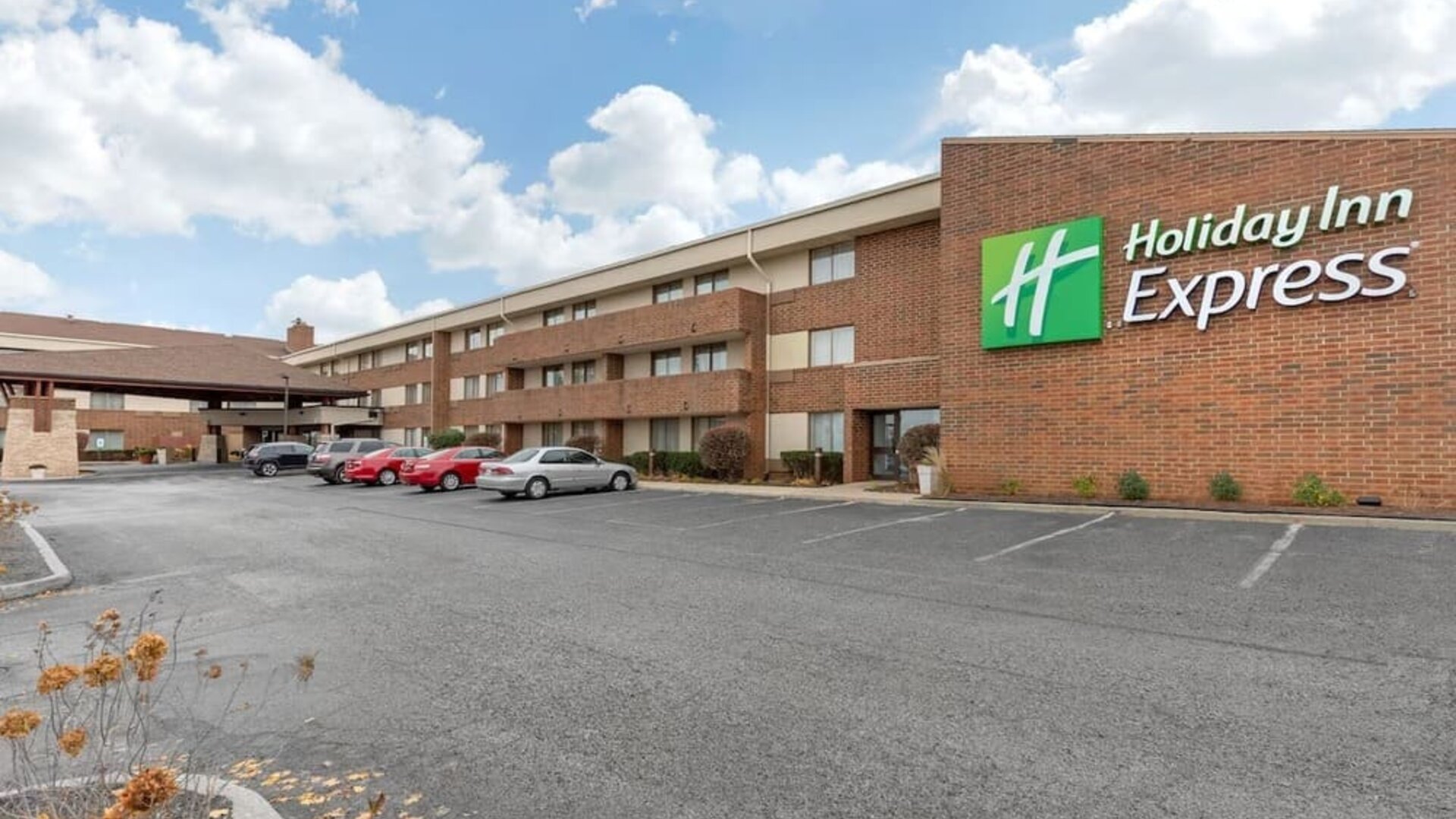 Parking area at Holiday Inn Express Chicago - Downers Grove.