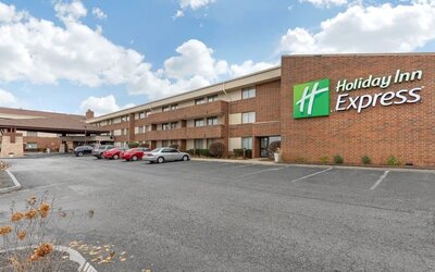 Parking area at Holiday Inn Express Chicago - Downers Grove.