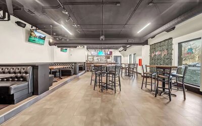 Dining area at Radisson Hotel Schaumburg.