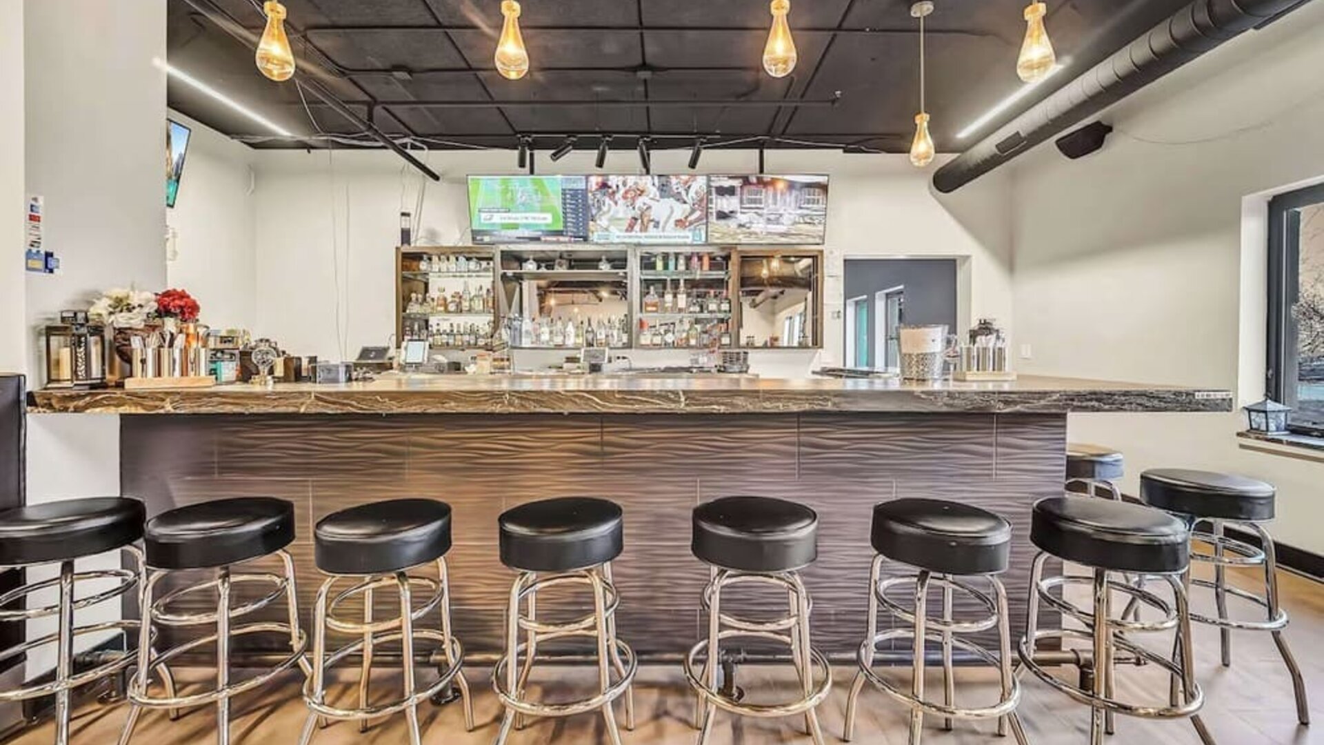 On-site bar at Radisson Hotel Schaumburg.