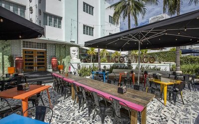 Outdoor dining area at Catalina Hotel & Beach Club.