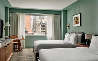 Day use twin room with workdesk at Romer Hell's Kitchen.