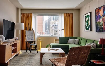 Day use suite´s workspace and lounge area at Romer Hell's Kitchen.