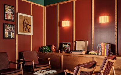 Lounge area perfect for coworking at Romer Hell's Kitchen.