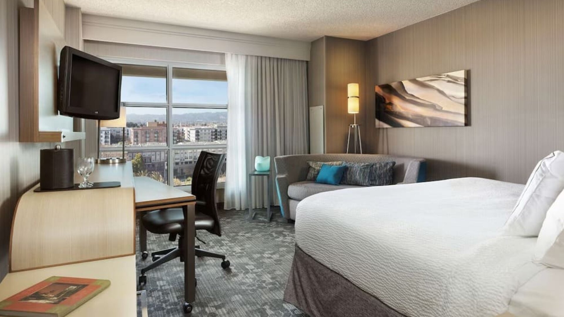 Day use room's workspace and lounge area at Sonesta Emeryville Oakland.