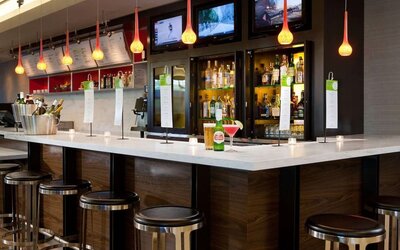 On-site bar and lounge area at Sonesta Emeryville Oakland.