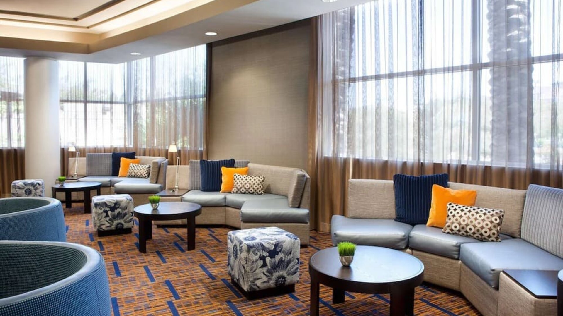 Lobby lounge and workspace at Sonesta Emeryville Oakland.