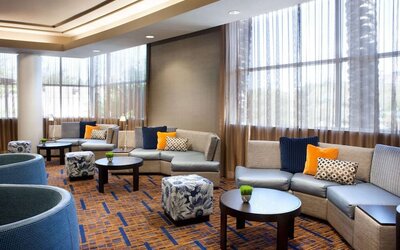 Lobby lounge and workspace at Sonesta Emeryville Oakland.