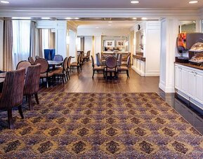 Dining area at Hampton Inn & Suites Birmingham-Downtown-Tutwiler.
