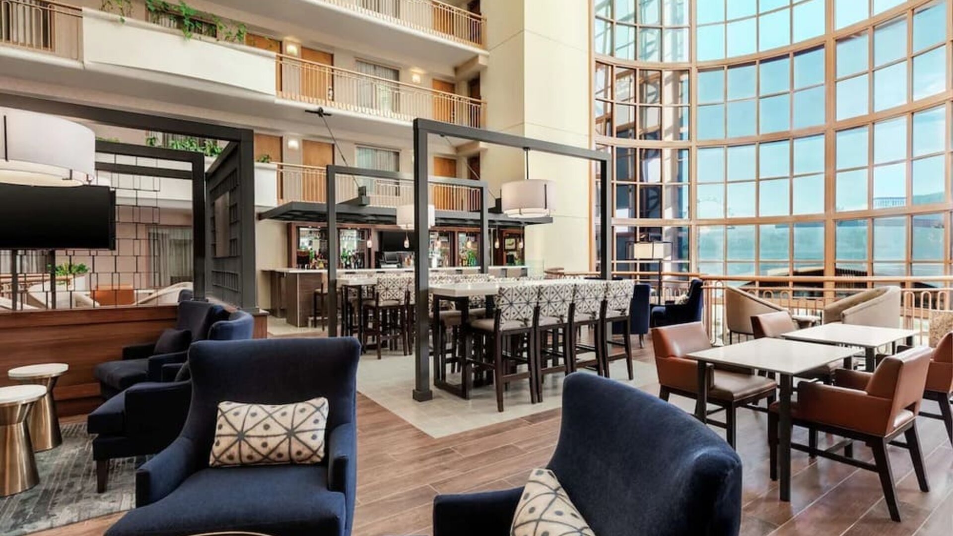 Dining area at Embassy Suites By Hilton Convention Center Las Vegas.
