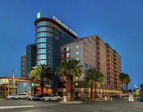 Exterior view and parking area at Embassy Suites By Hilton Convention Center Las Vegas.