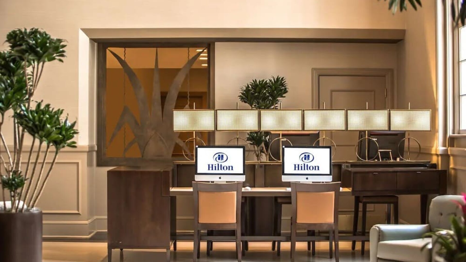 Lobby workspace at Hilton Baton Rouge Capitol Center.