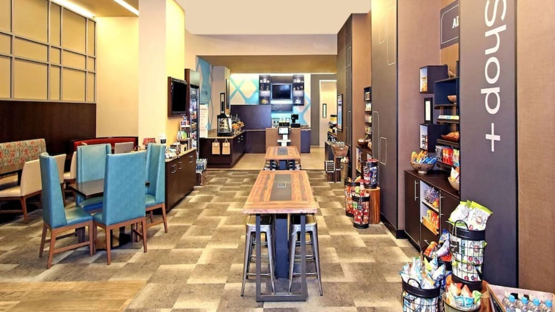 Breakfast area perfect for coworking at Hilton Garden Inn New York/West 35th Street.

