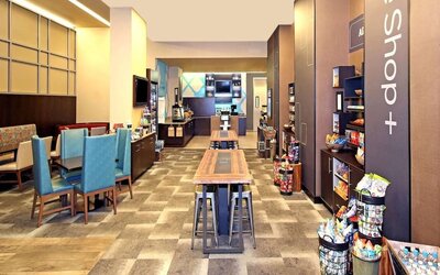 Breakfast area perfect for coworking at Hilton Garden Inn New York/West 35th Street.
