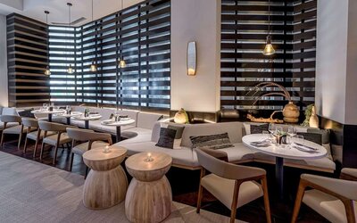 Dining area perfect for coworking at Hilton New York Fashion District.