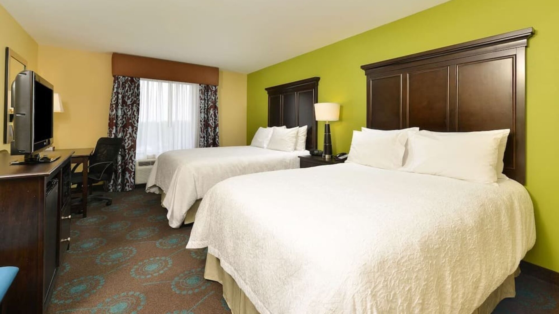 Day use twin room with work desk at Hampton Inn Iowa City/University Area.