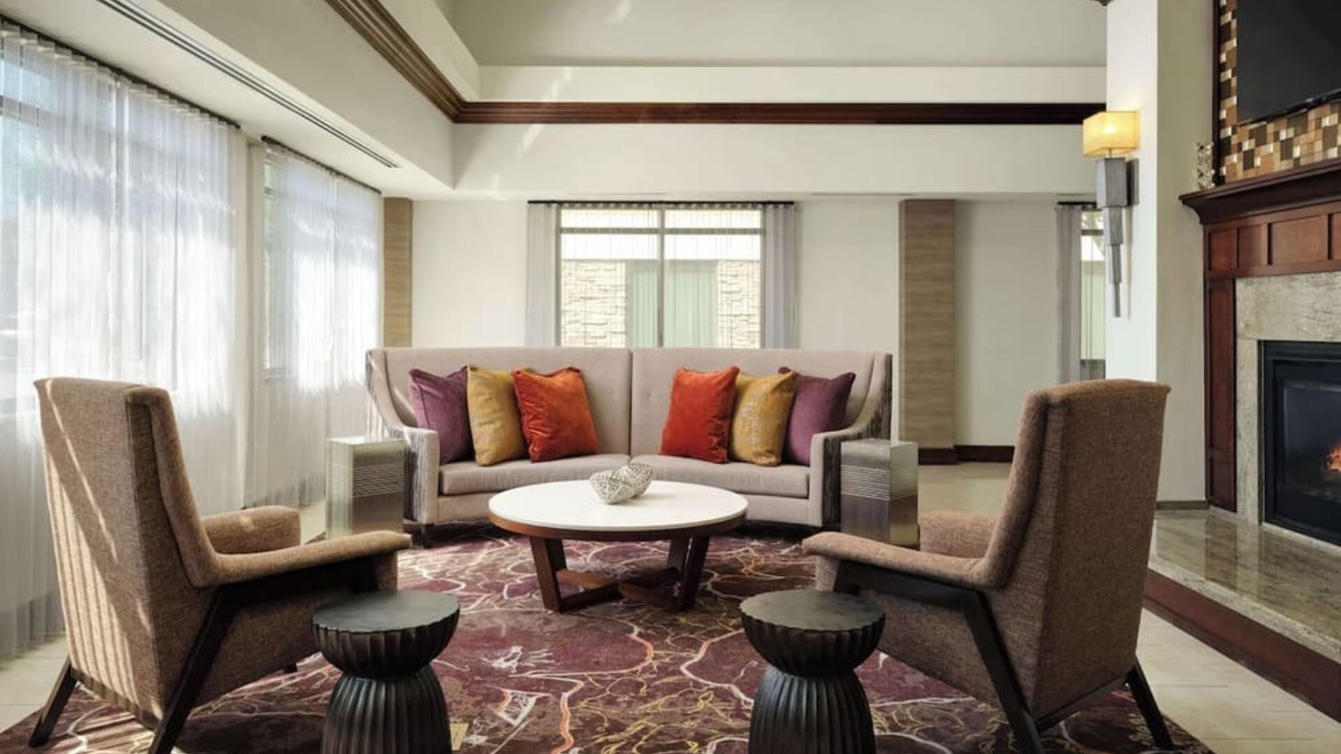 Lobby lounge area with comfortable seating, perfect for coworking at Homewood Suites By Hilton Shreveport / Bossier City, LA.